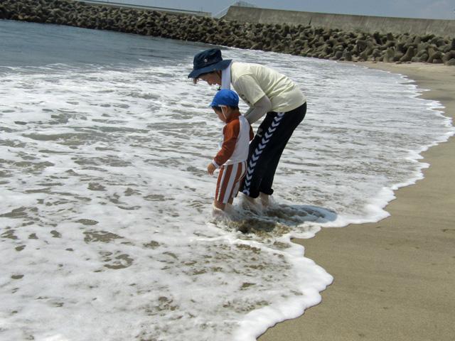 初めての海!「おもしろ~い」を連発!