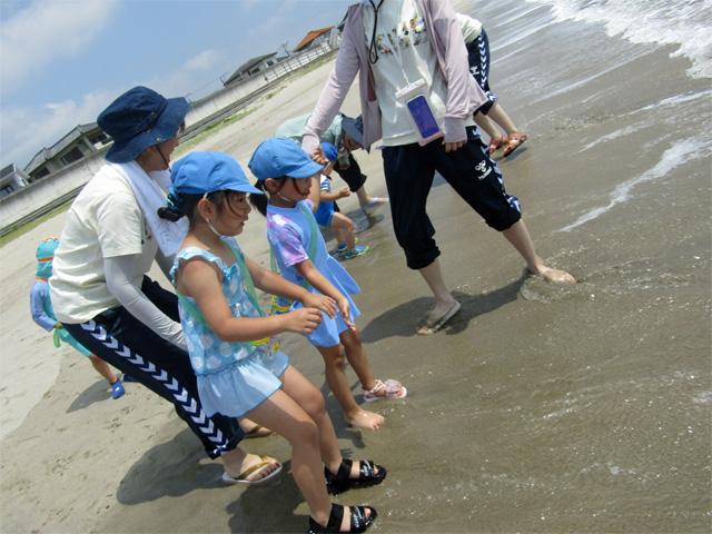 サンダルが脱げちゃったけど波で戻ってきた~