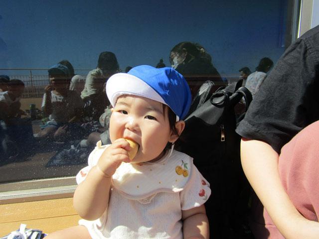 「お外で食べるのサイコー！！」