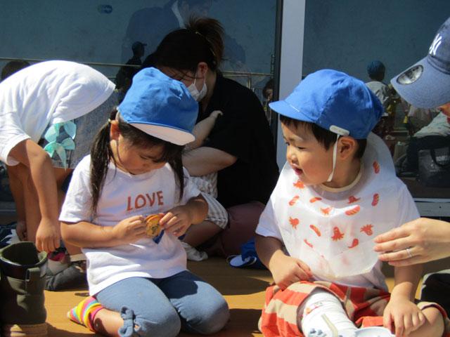 「おやつ一緒に食べよ～」　「１枚どうぞ」