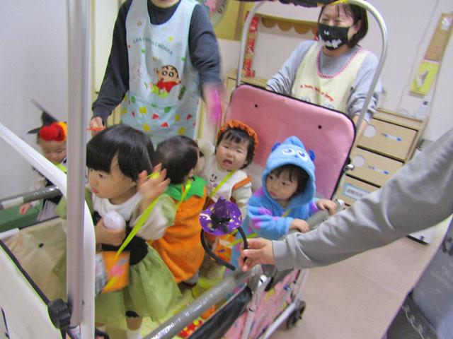 0、1歳児もパレード参加。「どこ行くの？」と不安顔・・・