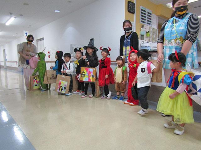 「トリック オア トリート！　お菓子をくれなきゃイタズラしちゃうぞ！」