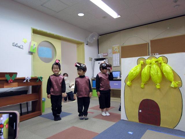 ３匹のこぶたの劇は、しっかり者の子ブタちゃんに、優しいオオカミさんでした。